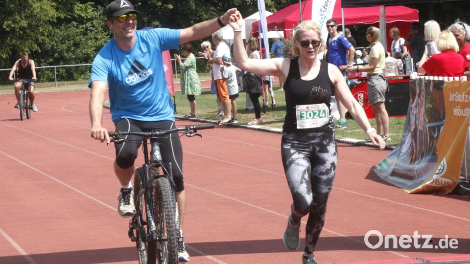 Jubelnd überqueren Sonja Dirscherl und Markus Pöll die Ziellinie. Sie starteten in der Disziplin &quot;Run &amp; Bike&quot; für die Hospiz-Initiative der Caritas, die einen Teil des Erlöses aus dem Charity-Lauf bekommt. Bild: Hirsch