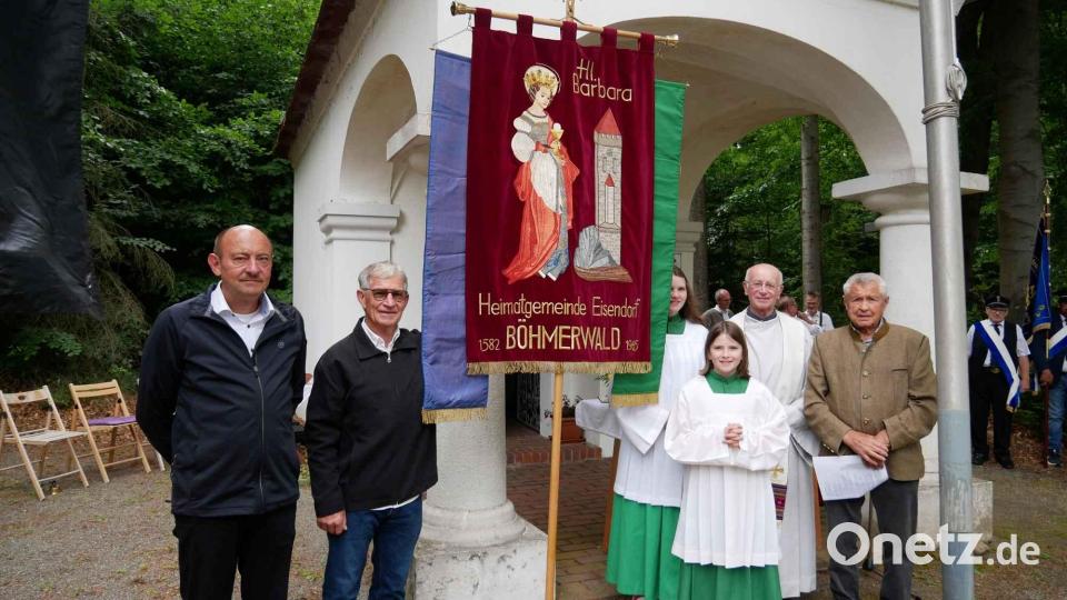 Heimatvereinssprecher Waldemar Hansl (links) begrüßt besonders Ehrenvorsitzenden Josef Hoffmann und Heimatpfarrer Monsignore Gerhard Hettler aus Passau (von rechts). Bild: gz