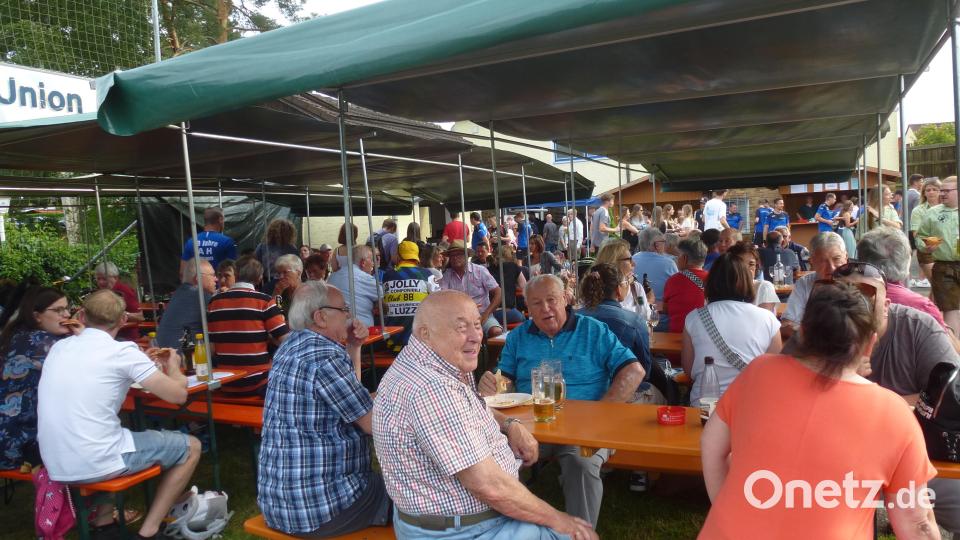 Italienische Nächte sind in Weiherhammer lang. Dazu gab es süffige Weine und Pizza-Varianten. Bild: bk