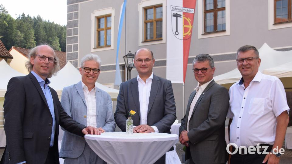 Hochkarätig war das Referentenfeld beim Sommerempfang des Bayerischen Gemeindetages in Schmidmühlen besetzt (von links): Direktor Georg Große-Verspohl und Präsidialmitglied Hans-Peter Mayer, beide vom Bayerischen Gemeindetag, Staatsminister für Finanzen und Heimat Albert Füracker, der Bezirksvorsitzende des Bayerischen Gemeindetages Oberpfalz Martin Birner (Neunburg v.W.) und sein Stellvertreter Peter Braun (Schmidmühlen). Bild: bö