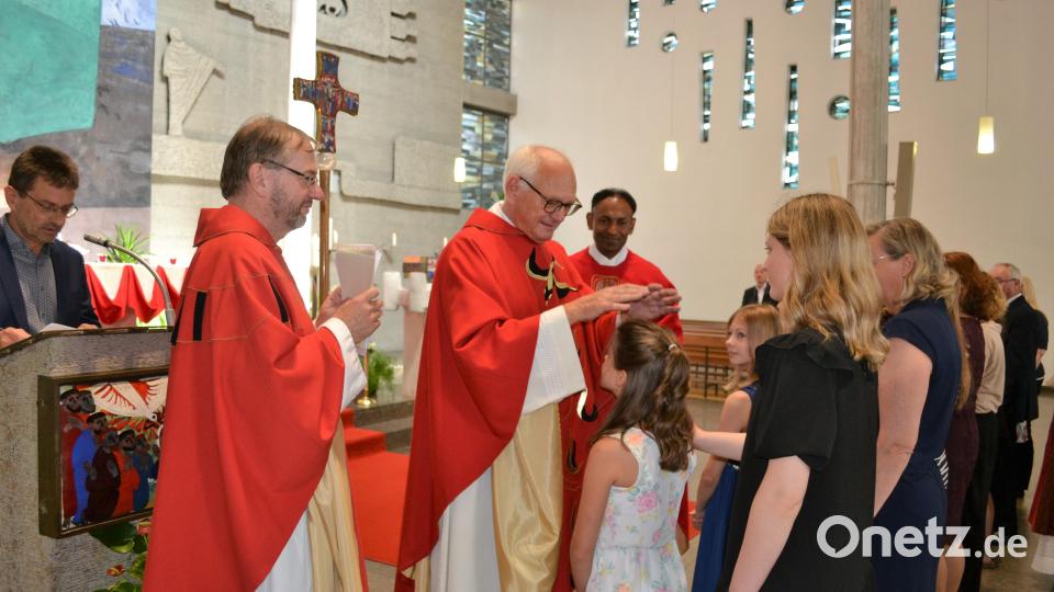 Domdekan i.R. Prälat Johann Neumüller legt Hannah Seidel die Hände auf, nachdem er sie mit dem Chrisam-Kreuz auf der Stirn bezeichnet hat. Bild: kki