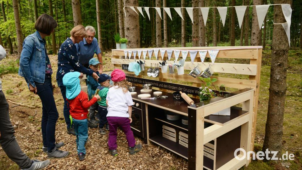An der Matschküche kann gekocht werden, natürlich ohne Strom und ohne echte Lebensmittel, sondern mit Erzeugnissen aus der Natur auf Kochplatten aus Holz. Bild: bey