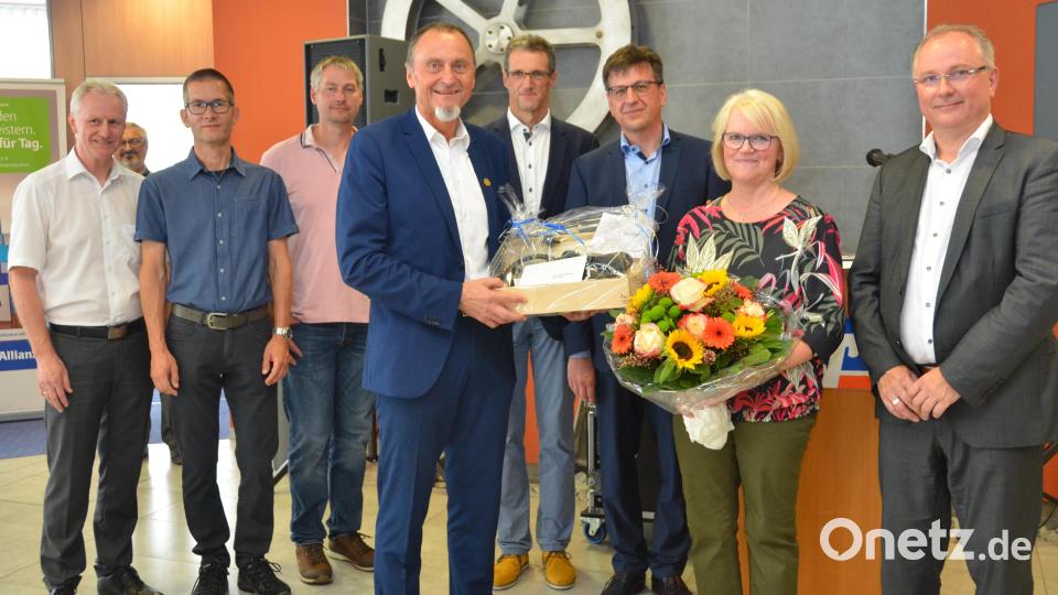 Raiffeisenbank-Vorstandsvorsitzender Karl Völkl (Vierter von links) ist ab sofort ein Ruheständler. Seine Ehefrau Petra (Zweite von rechts) versprach, dass ihm nicht langweilig werde. Die Kollegen werden ihn aber schwer vermissen. Bild: dob