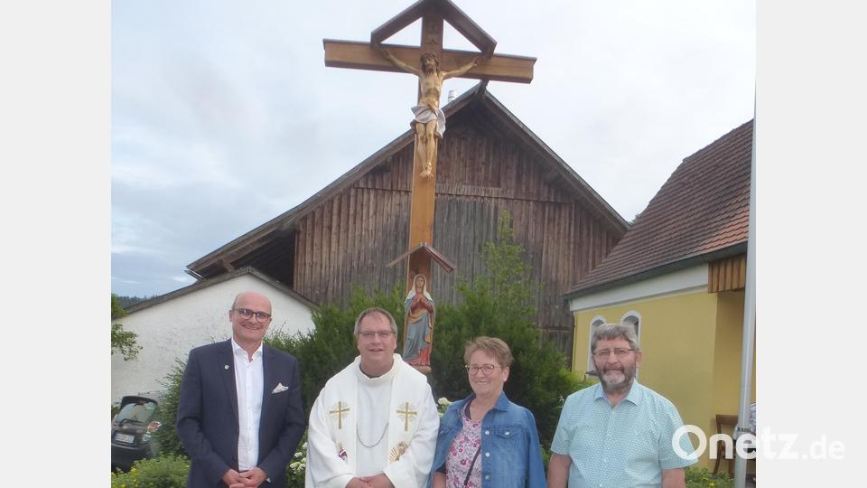 Bürgermeister Maximilian Beer (von links) und Pfarrer Markus Urban würdigten das Engagement von Maria Brunner und von Michael Heinrich, Vorsitzender des Kapellenvereins. Bild: mad