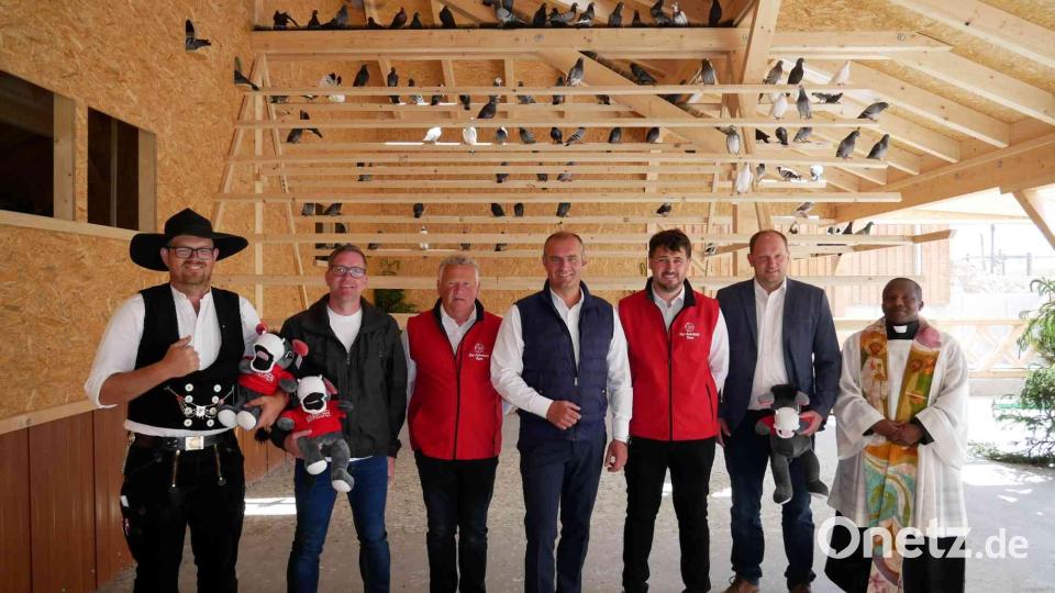 Die Ehrengäste bei der Segnung des Taubenhauses. Bild: gz