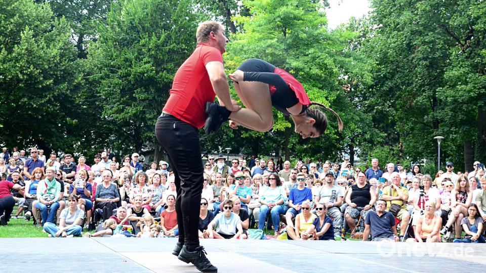 Gewagte Akrobatik und Showeinlagen zeigt die Tanzschule Höllriegl bei der Sommerserenade im Max-Reger-Park. Bild: Kunz