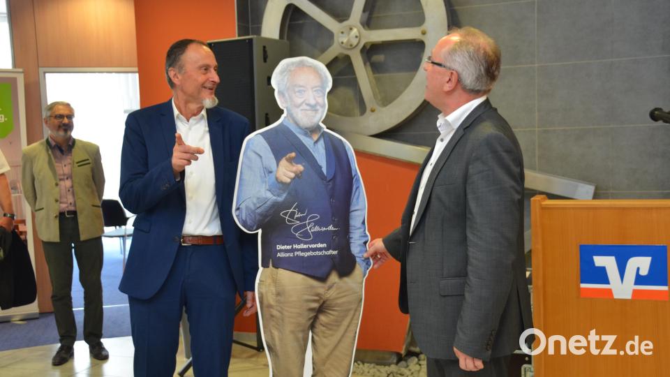 Wenn auch nur als Pappfigur. Dieter Hallervorden durfte bei der Verabschiedung des Raiffeisenbank-Vorstandsvorsitzenden Karl Völkl nicht fehlen, der sich umgehend auf den Spaß einließ. Bild: dob