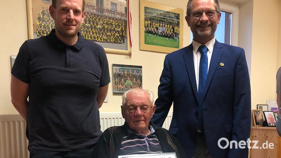 Das erste FC-Ehrenmitglied Hans &quot;Iste&quot; Zant mit stellvertretendem Vorsitzenden Thomas Kruppa und Vorsitzendem Harald Siegert. Bild: axs