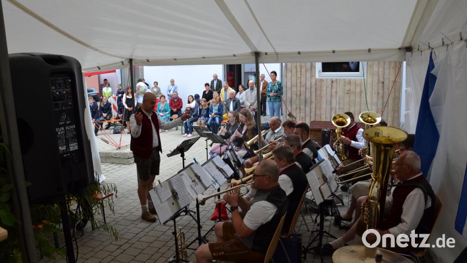Nicht alle Gläubigen haben im Festzelt Platz. Nach dem Gottesdienst wird zum Frühschoppen eingeladen. Bei Weißwurst und Brezen spielen die Moosbacher Musikanten im Zelt dann zünftig auf. Bild: gi