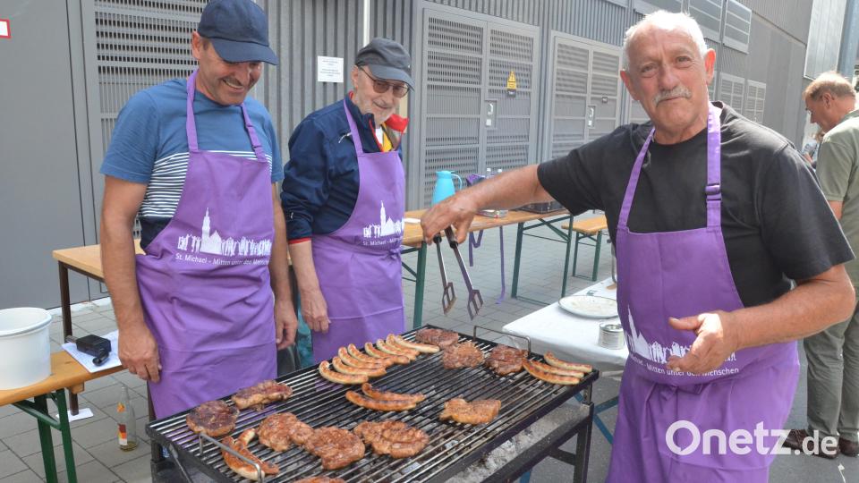 Es gibt Steaks und Bratwürste vom Grill. Bild: Kunz