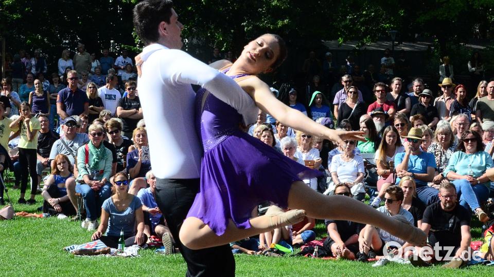 Harmonie und Eleganz: Ein Tanzpaar glänzt bei der Sommerserenade im Max-Reger-Park Bild: Kunz