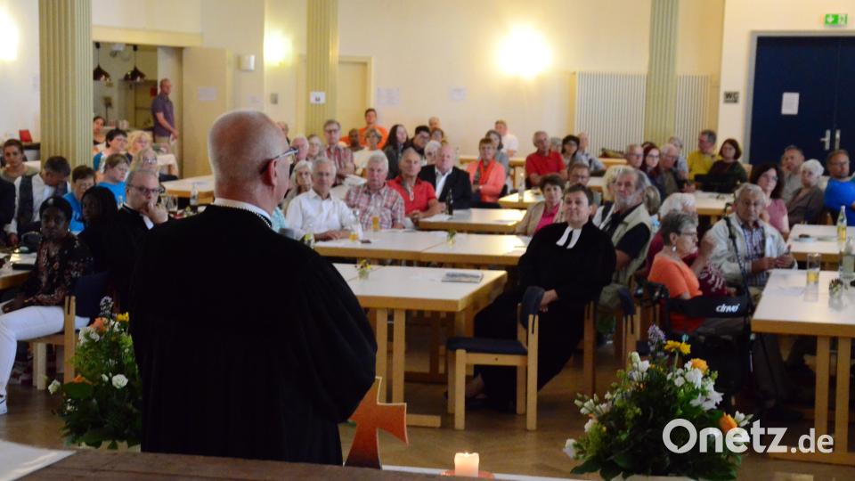 Regionalbischof Klaus Stiegler bei der Entwidmung des Evangelischen Vereinshauses. Bild: Kunz