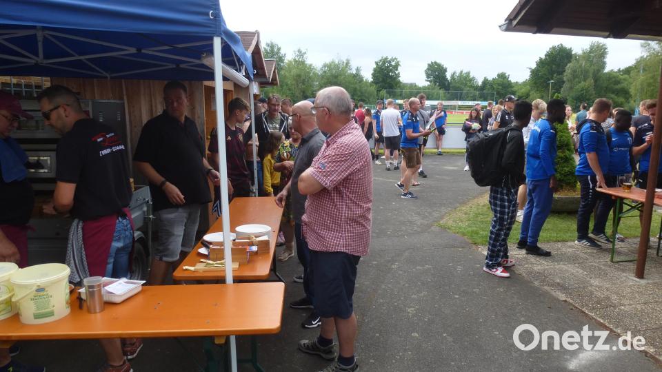 Anstehen zum Essen Bild: bk