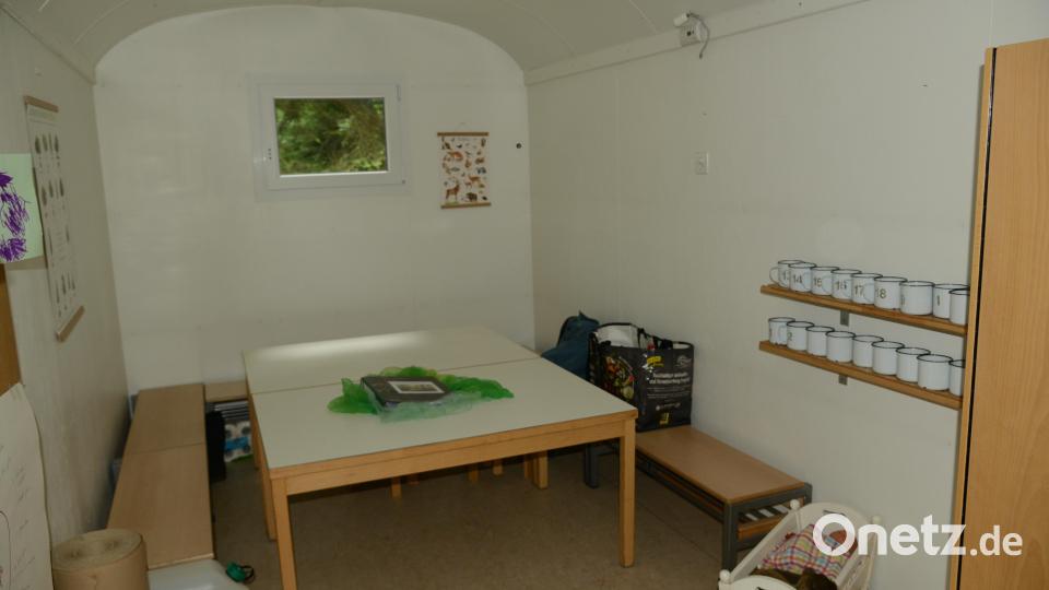 Der Innenraum des Bauwagens bietet die Sitzmöglichkeiten für eine Gruppe. Bild: bey