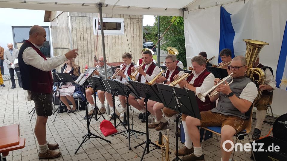 Die Moosbacher Musikanten sorgen für eine besonders festliche Stimmung. Bild: gi