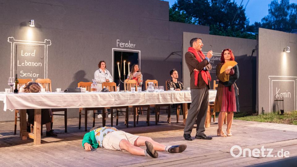 Die Erbgemeinschaft hofft darauf, ein Vermögen zu erben. So beginnt das schaurig-lustige Morden auf der Freilichtbühne in Bärnau. Die Kriminalkomödie „Das indische Tuch“ wird noch an zwei Terminen aufgeführt. Bild: Susanne Forster