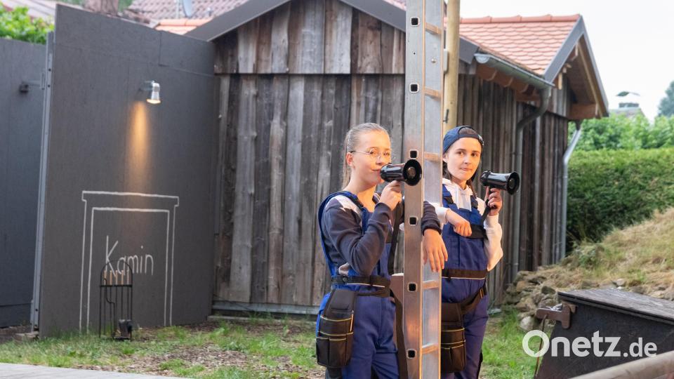 Mason und Jason (Magdalena und Jasmin Schmidkonz) von einer schottischen Telekommunikationsfirma sollen die Telefonleitung reparieren, nachdem ein Blitz eingeschlagen hat. Bild: Susanne Forster
