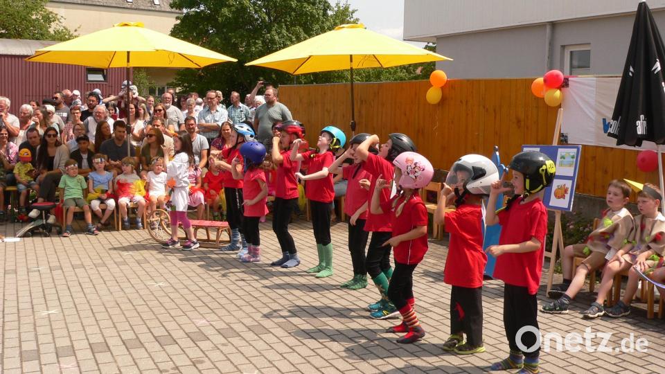 Mit tollen Aufführungen präsentieren sich die Buben und Mädchen beim Tag der offenen Tür im &quot;Haus der kleinen Hände&quot; in Oberwildenau. Bild: mh