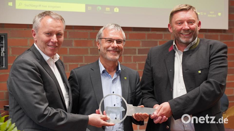 Helmut Konrad wird von Anton Dippold und Georg Hammerl verabschiedet (von links). Bild: Rauh/exb