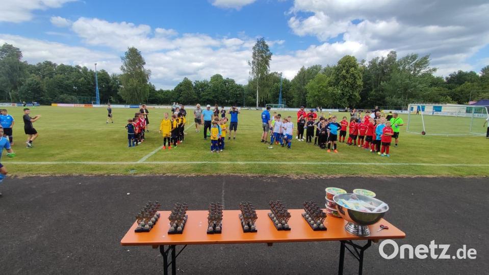Angetreten zur Siegerehrung sind die besten Junioren-Teams. Bild: bk