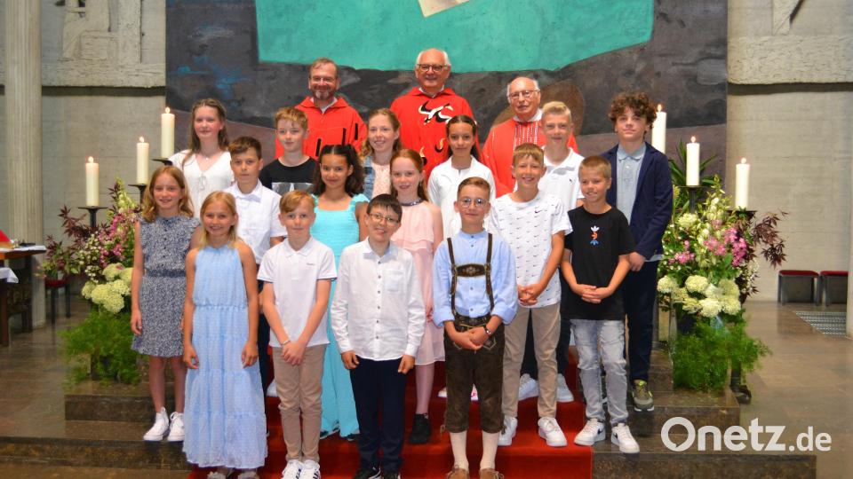 Aus der Pfarreiengemeinschaft Schirmitz und Bechtsrieth bekamen 16 Mädchen und Jungen das Sakrament der Firmung gespendet. Bild: kki
