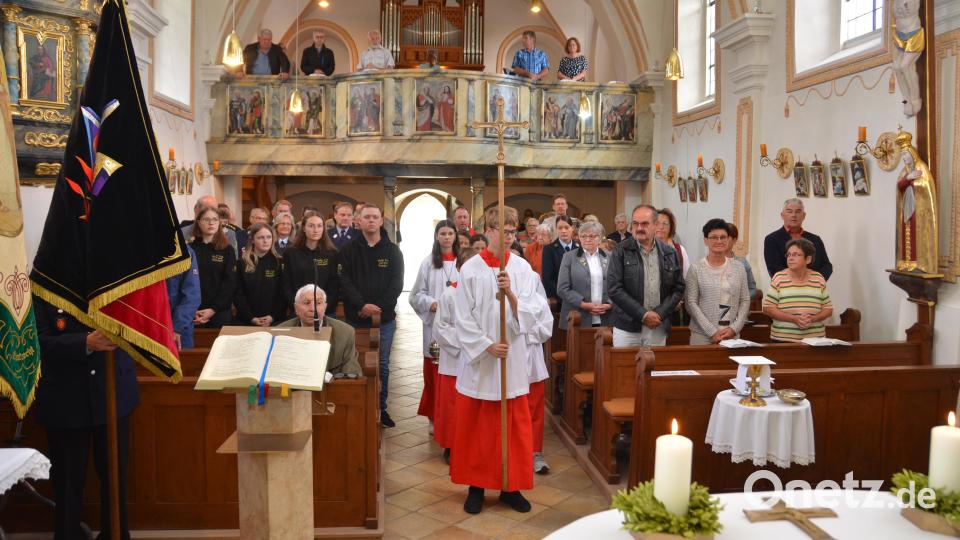 Die Oberlinder feiern mit den Vereins- und Fahnenabordnungen sowie Pfarrvikar Ronald Liesaus den Patrozinium ihrer Filialkirche. Bild: dob