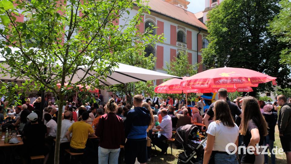 Das Festpanorama ist in Speinshart unvergleichlich. Viele Besucher fanden wohl auch deshalb den Weg zum 20. Bürgerfest. Bild: do