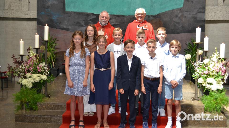 Aus der Pfarreiengemeinschaft Michldorf und Irchenrieth empfingen 9 Mädchen und Jungen die Firmung. Bild: kki