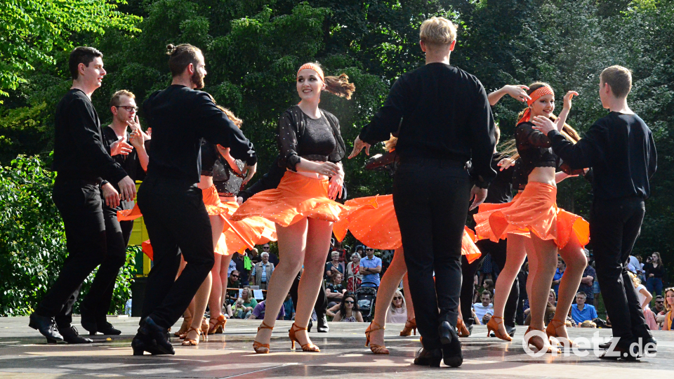Elegante Standardtänze zeigt die Tanzschule Höllriegl bBei der zweistündigen Sommerserenade im Max-Reger-Park. Bild: Kunz