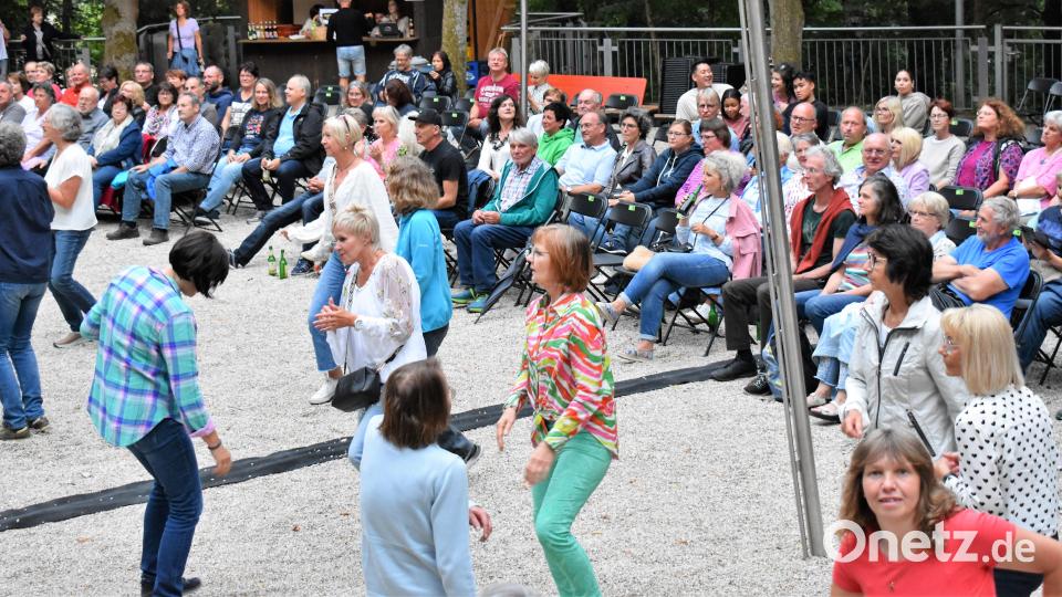 Das Publikum hielt nichts mehr auf den Sitzplätzen. Bild: rgr