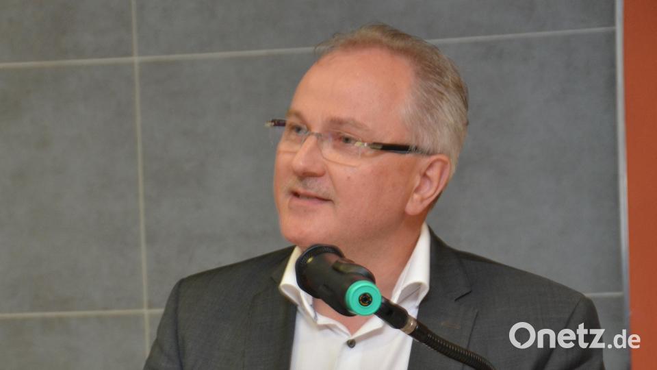 &quot;Ab heute gelten nur noch die wichtigen Dinge, ab heute nur noch leichtes Gepäck, denn eines Tages fällt dir auf. Es ist so wenig, was du wirklich brauchst.&quot; (Der designierte Nachfolger, Direktor Werner Bäumler, zitierte die Band Silbermond. ) Bild: dob