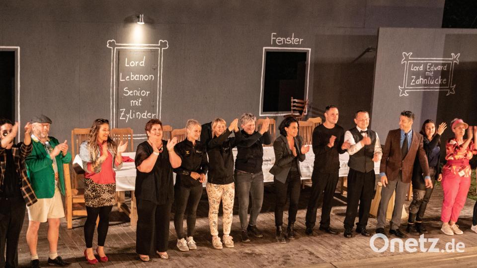 Auch Regisseurin Caroline Ghanipour (Sechste von rechts) war bei der Premiere dabei. Vanessa und Nicole Zwerenz (Fünfte und Sechste von links) kümmerten sich um die Maske. Bild: Susanne Forster