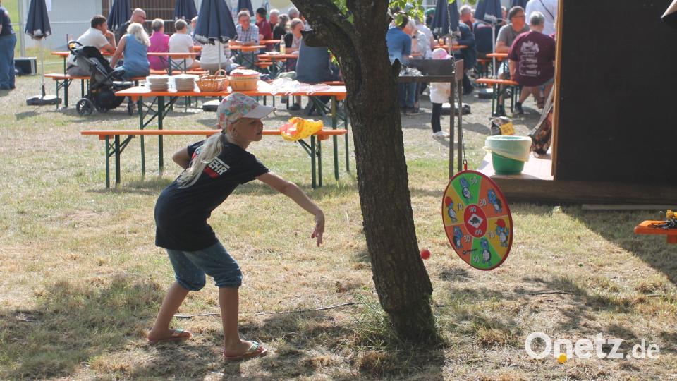 Kinder versuchen ihr Glück bei Wurfspielen. Bild: pi