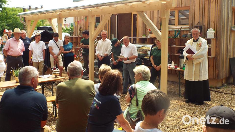 Einweihung mit Bgm Eichenmüller in der Mitte, MdL Schwartz, Pfarrer Irlbacher . Bild: e