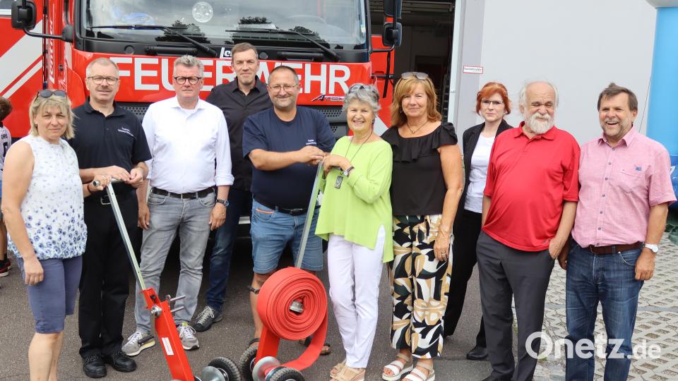 Feuerwehrleute und Kommunalpolitiker bei der Übergabe der Schlauchaufwickler: (von links) Stadträtin Bettina Moser, Feuerwehr-Vorsitzender Thomas Wiesent, Bürgermeister Michael Göth, Stadtrat Ralf Volkert, Kommandant Armin Buchwald, Dritte Bürgermeisterin Hildegard Geismann, Stadträtin Gabi Mutzbauer, Frauenunion-Vorsitzende Bianca Sommer, Stadtrat Wolfgang Berndt und Zweiter Bürgermeister Günter Koller. Bild: mfh