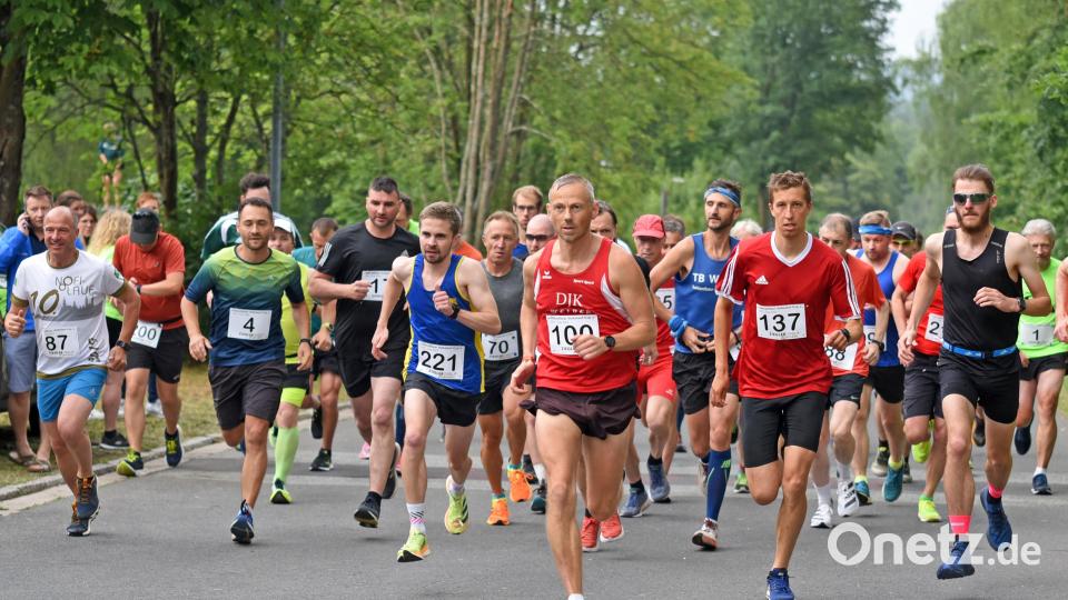 Start über 8200 Meter beim Weiherlauf in Plößberg: Die schnellste Zeit lief Christoph Sturm (Nummer 221), die zweitschnellste Andreas Hecht (Nummer 100). Bild: Gebert