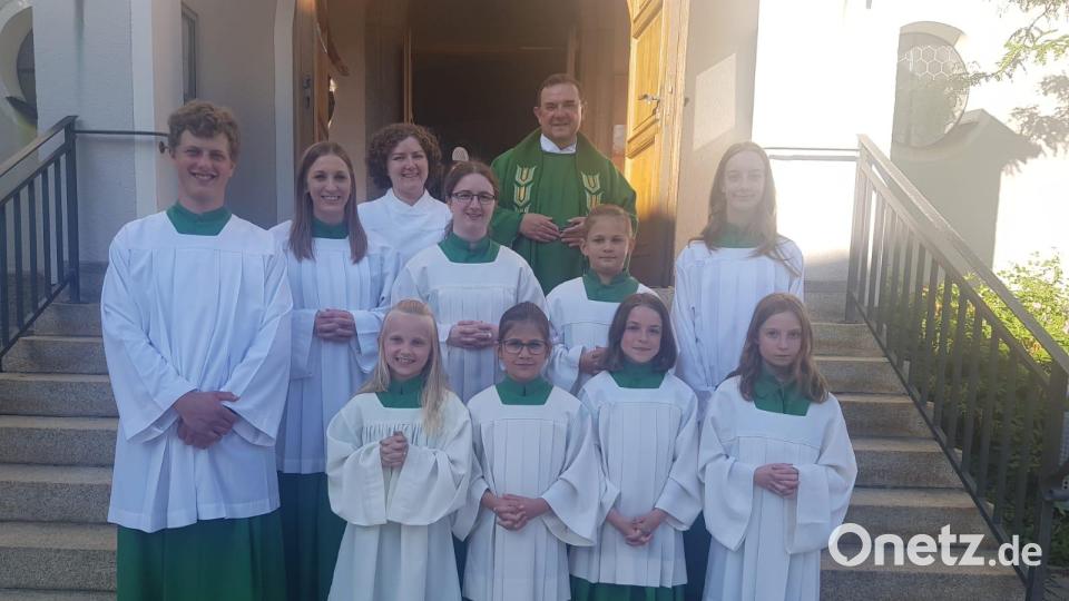Ina Beimler, Lucia Daubitzer, Lena Schwägerl und Nora Braunschläger (vorne, von links) sind die neuen Ministrantinnen in der Pfarrei Bärnau. Bild: Pfarreiengemeinschaft Bärnau-Hohenthan-Schwarzenbach