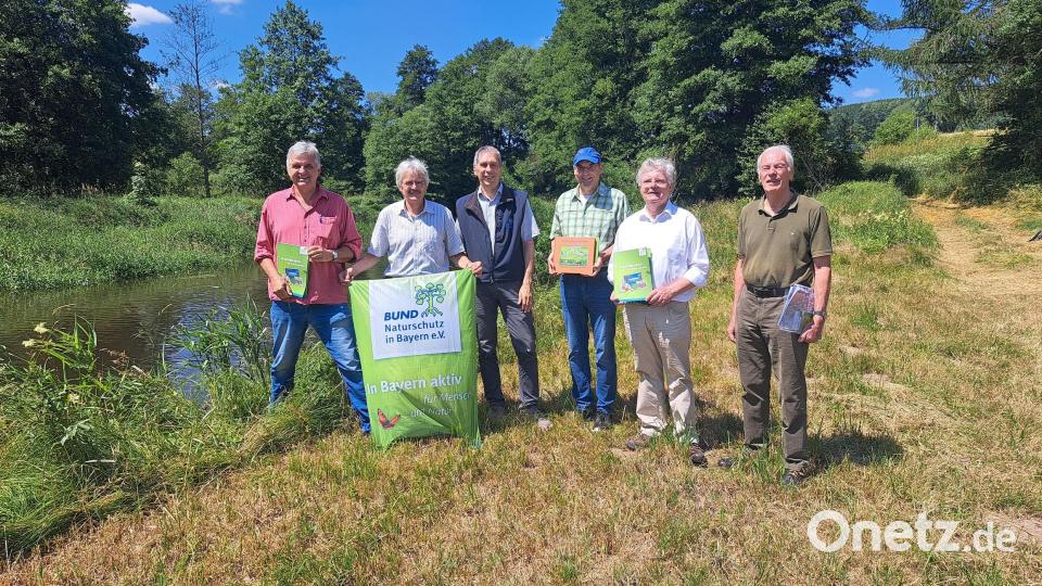 Die Naturschützer an der Pfreimd. Mit dabei BN-Landesvorsitzender Richard Mergner (Zweiter von links) und Fotograf Josef Merkl (Dritter von rechts). Bild: Bund Naturschutz/exb