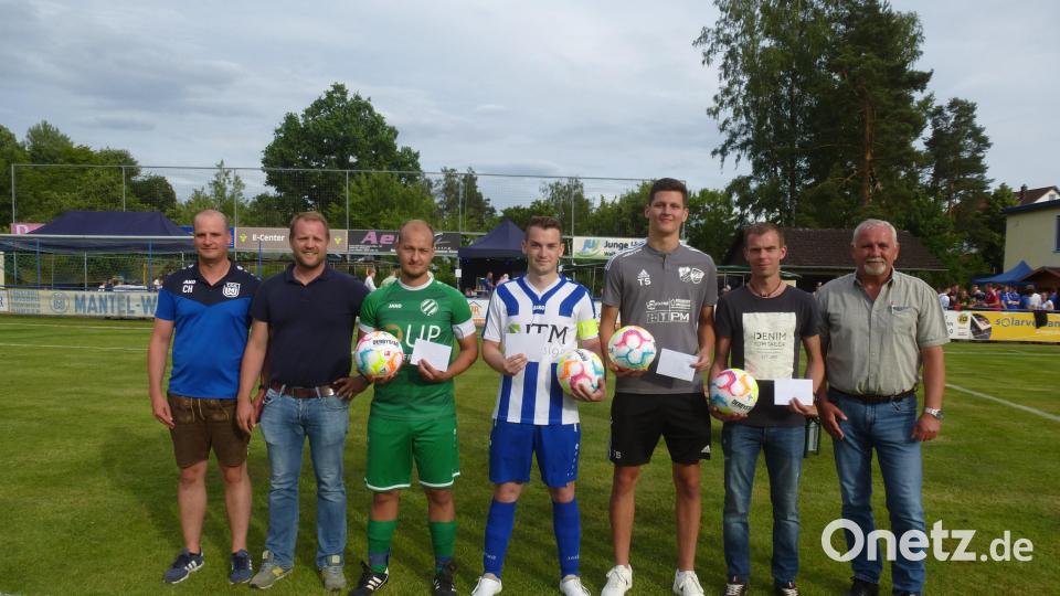Die Kapitäne Jonas Fischer, Lukas Oheim, Timo Schneidemesser und Thomas Kraus nehmen (von links) nehmen die Geldpreise der VG entgegen. Bürgermeister Ludwig Biller und Kohlbergs Vize Adrian Blödt sowie Abteilungschef Christian Härtl gratulieren. Bild: bk