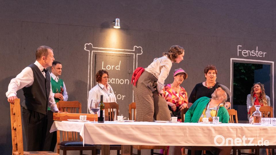 Zwischen der aufstrebenden Schauspielerin Mrs. Meldrit Hockbridge (Lisa Hutzler, stehend) und Mr. Tilling (Christian Zeitler) gibt es einen Disput. Beide wollen an das Erbe von Lord Lebanon ran. Bild: Susanne Forster