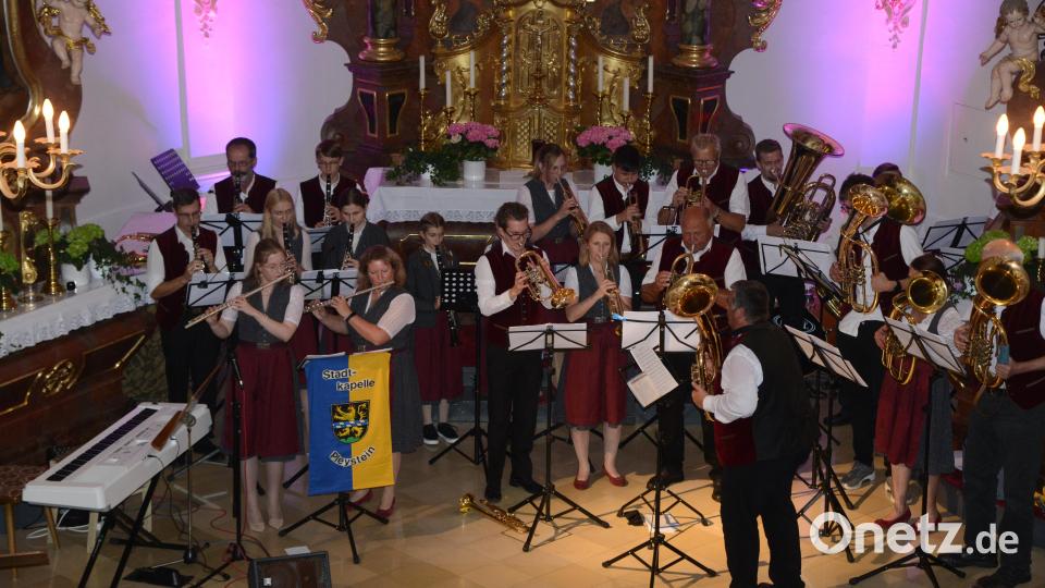 Die Stadtkapelle Pleysteiner serviert den Besucher Böhmische Polkas und Marschmusik. Bild: bey