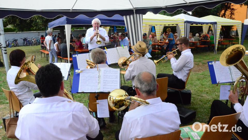 Der Evangelische Posaunenchor Rothenstadt umrahmt das ökumenische Pfarrfest in Rothenstadt. Bild: Kunz