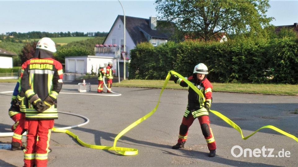 Beim Löscheinsatz muss es schnell gehen. Da „fliegen“ schon mal die Schläuche
bei der Kohlberger Feuerwehr. Bild: jml