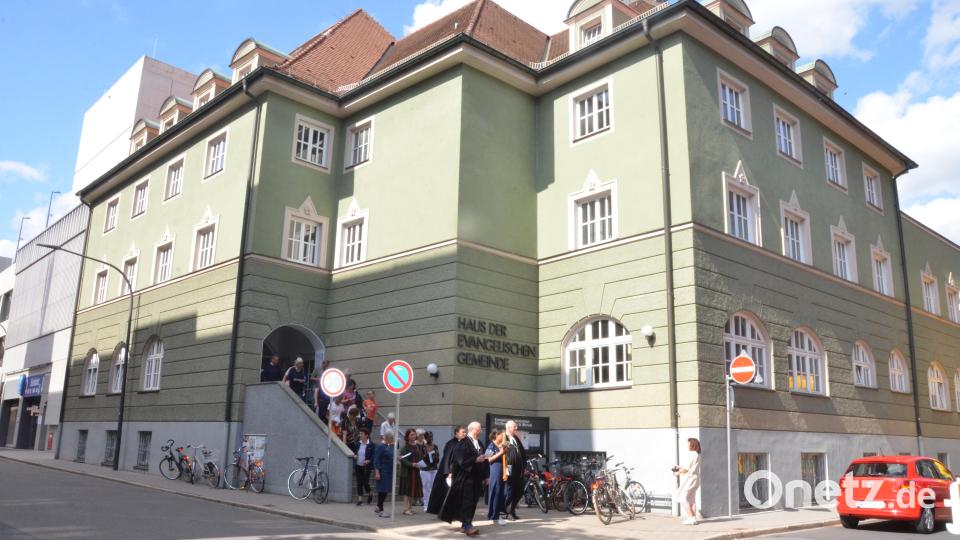 Die Evangelische Kirchengemeinde verlässt das Weidener Vereinshaus. Bild: Kunz