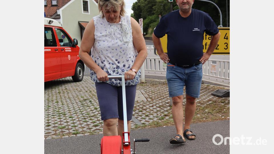 Von der einfachen Handhabung der mobilen Schlauchaufwickler überzeugte sich spontan Stadträtin Bettina Moser. Bild: mfh