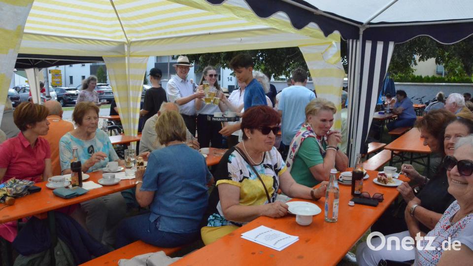 Bei bester Verpflegung lässt es sich gut aushalten beim ökumenischen Pfarrfest in Rothenstadt. Bild: Kunz
