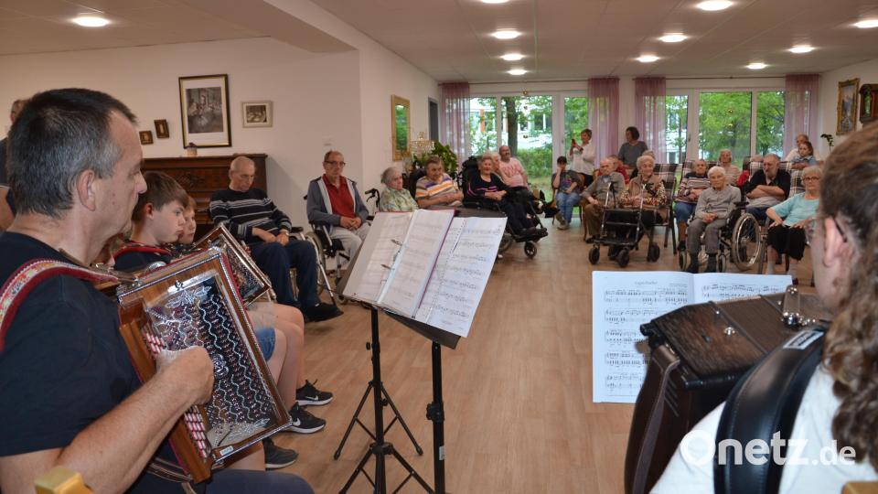Ein kleines Konzert bietet die Musikschule Moosbach den Frauen und Männern in der Wohnanlage und Tagespflege „Wohnen an der Wieskirche“ in Moosbach. Bild: gi
