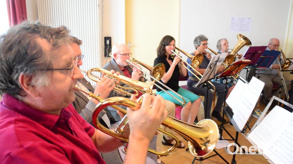 Der Evangelische Posaunenchor spielt beim Gottesdienst zum Michaelsfest m Vereinshaus. Bild: Kunz