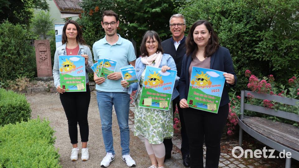 Bürgermeister Franz Stahl (Zweiter von rechts) mit Birgit Plößner, Petra Römer, Sebastian Wiedemann und Stefanie Süß (von rechts) bei der Vorstellung des Ferienprogramms. Bild: Stadt Tirschenreuth/exb