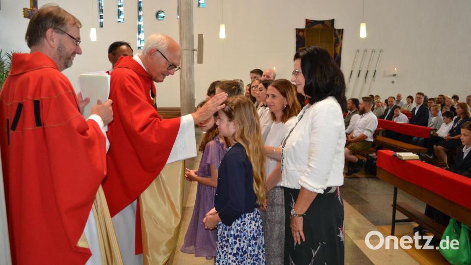 &quot;„Sei besiegelt durch die Gabe Gottes, den Heiligen Geist&quot;, spricht Prälat Johann Neumüller zu Alicia Argauer, während er ihr das Kreuz mit Chrisamöl auf die Stirn zeichnet. Bild: kki